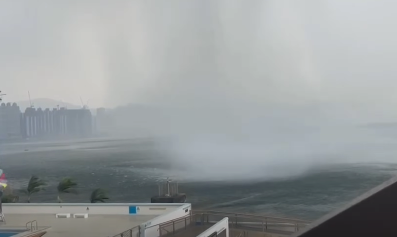 水龍捲移向紅磡大環山泳池附近,當時未有人游泳,但池面及看台均有眾多泳手及觀眾「打卡」。(影片截圖)