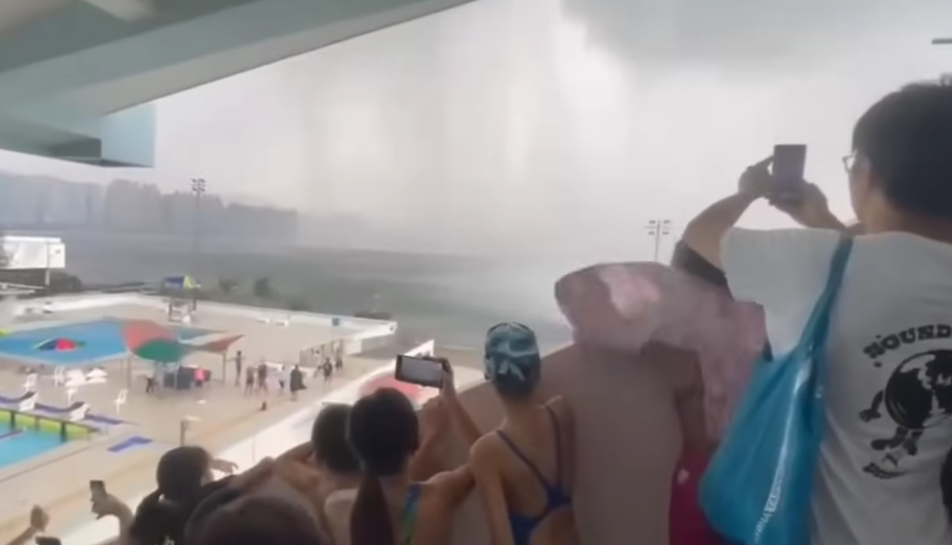 水龍捲移向紅磡大環山泳池附近,當時未有人游泳,但池面及看台均有眾多泳手及觀眾「打卡」。(影片截圖)