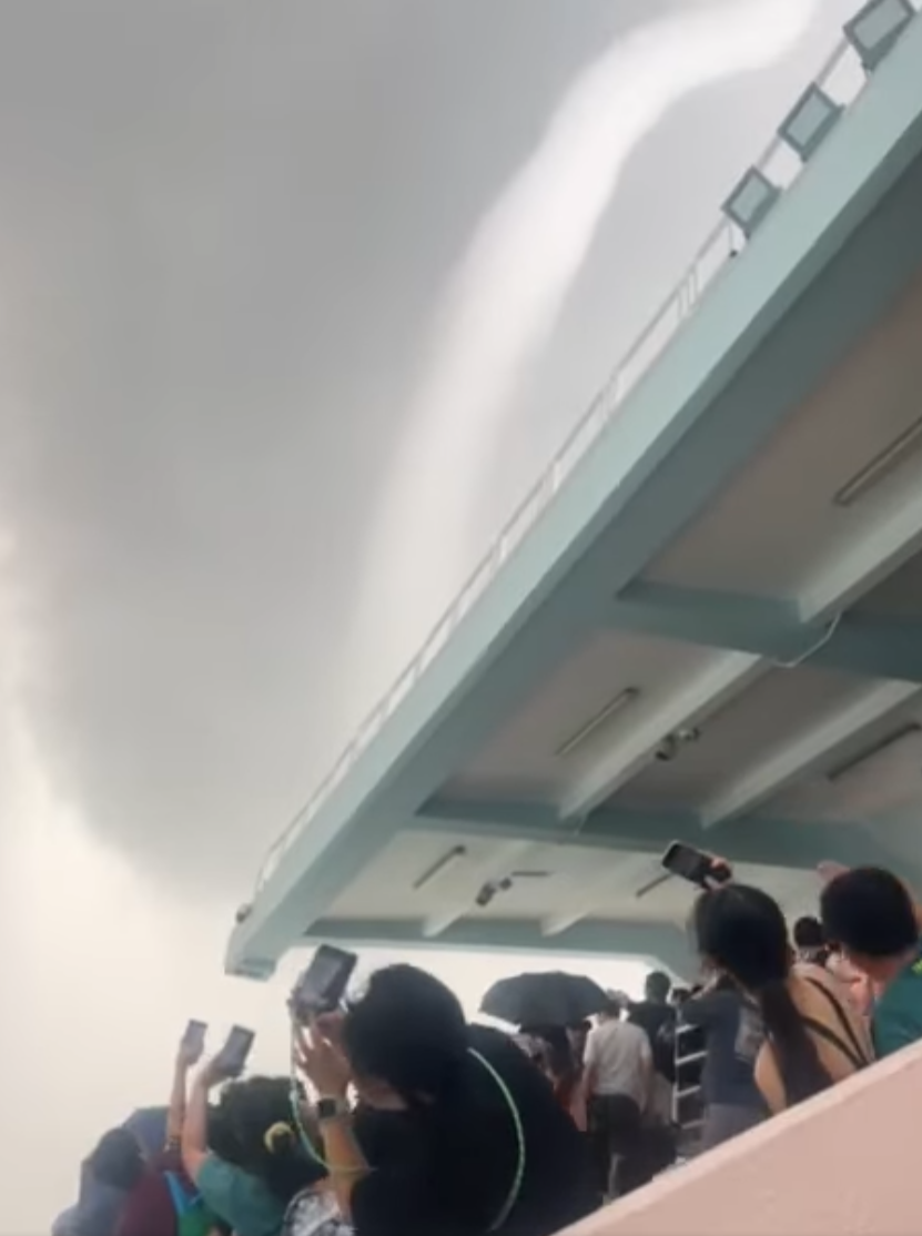 水龍捲移向紅磡大環山泳池附近,當時未有人游泳,但池面及看台均有眾多泳手及觀眾「打卡」。(影片截圖)