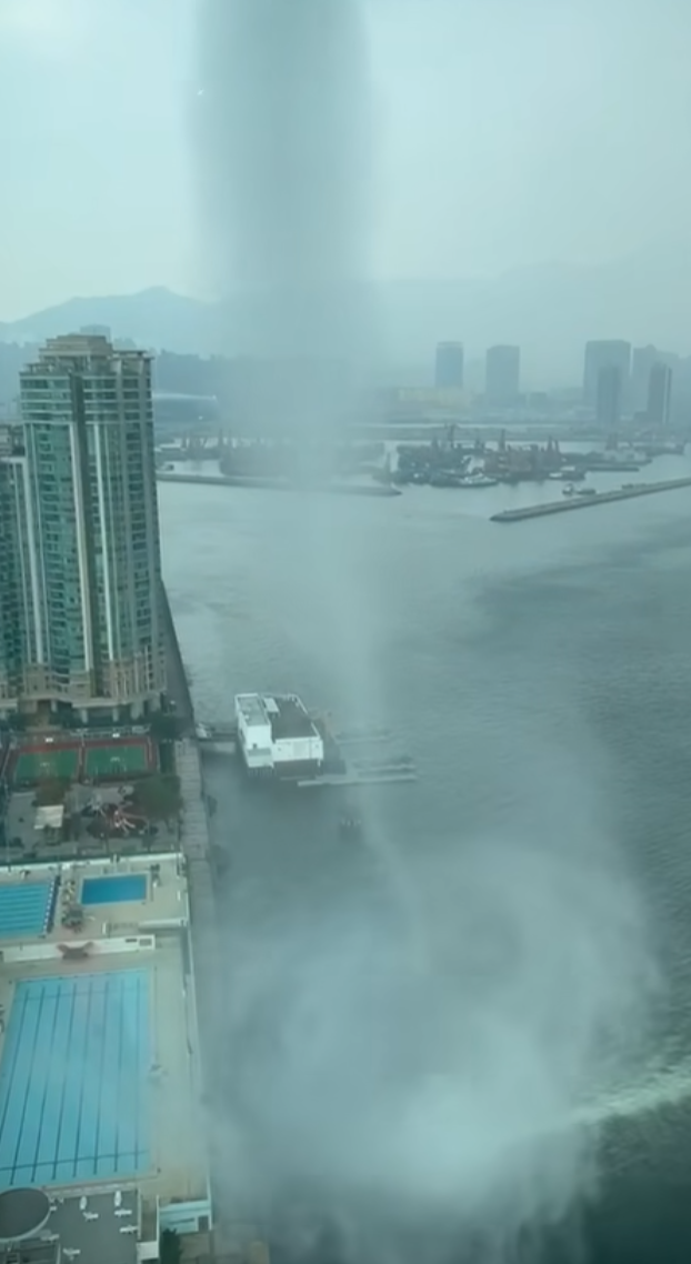 水龍捲移向紅磡大環山泳池附近,當時未有人游泳,但池面及看台均有眾多泳手及觀眾「打卡」。(影片截圖)