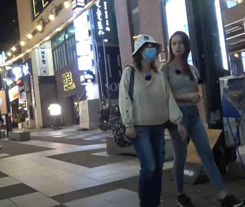 劉太直言身心疲累,失眠導致頭痛。《東張西望》截圖