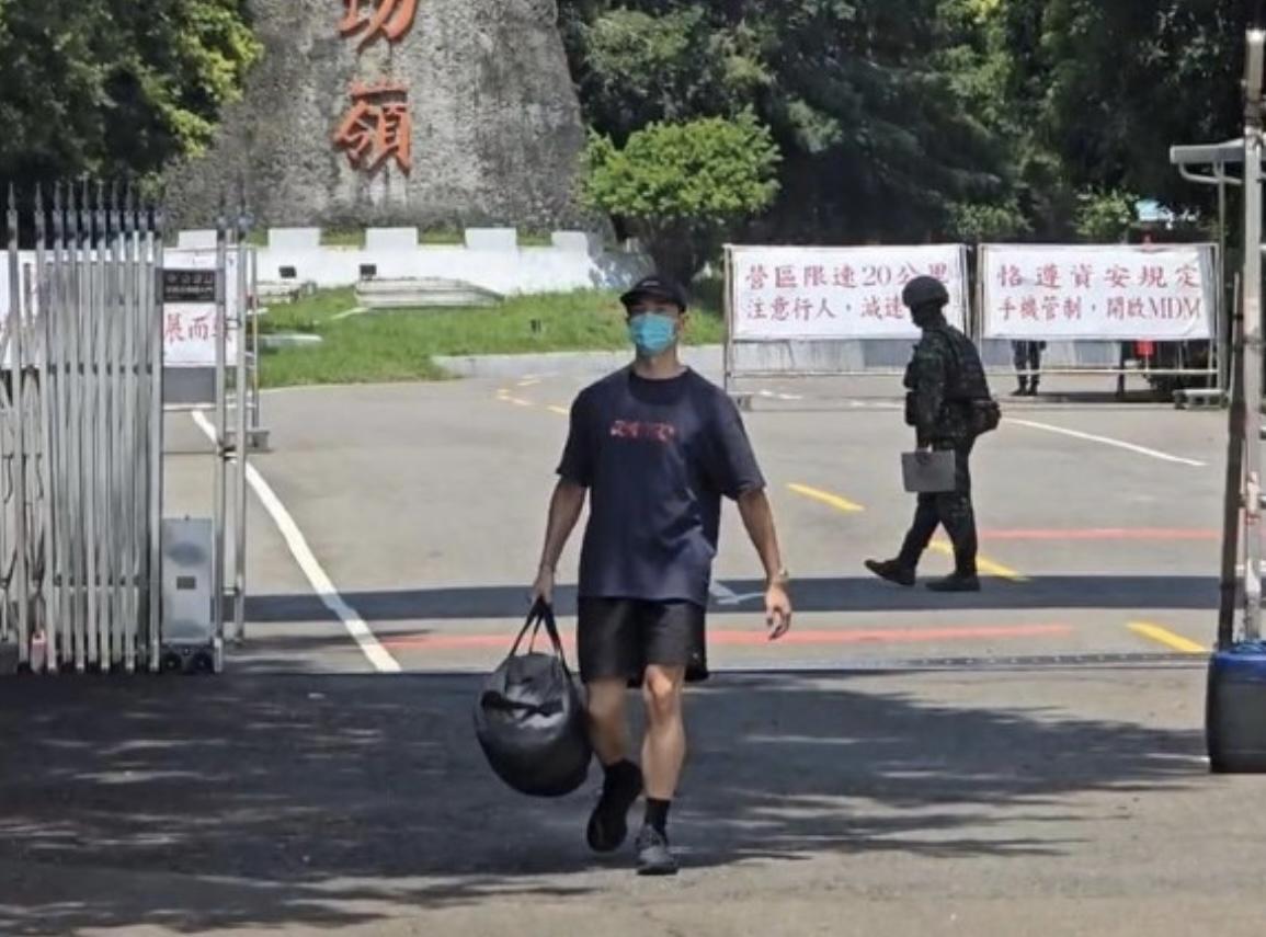許光漢入伍後首放假 ,表現優良獲6小時提早離營 。