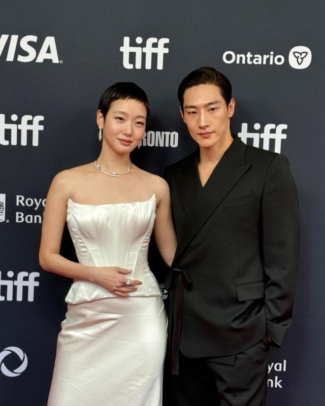 與拍檔盧尚賢一起為電影宣傳。