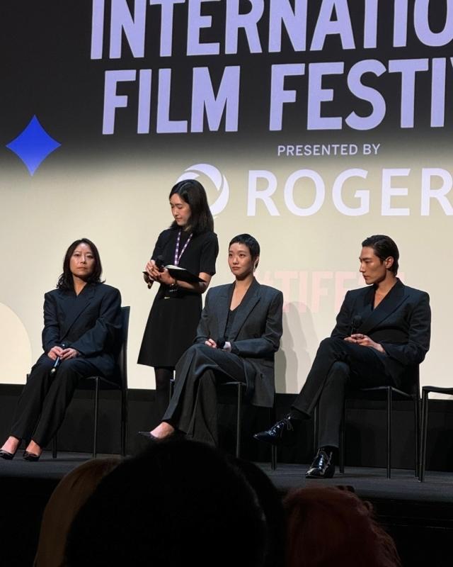 金高銀、盧相鉉亦有出席《大都市的愛情法》的座談會,與影迷分享拍攝趣事。