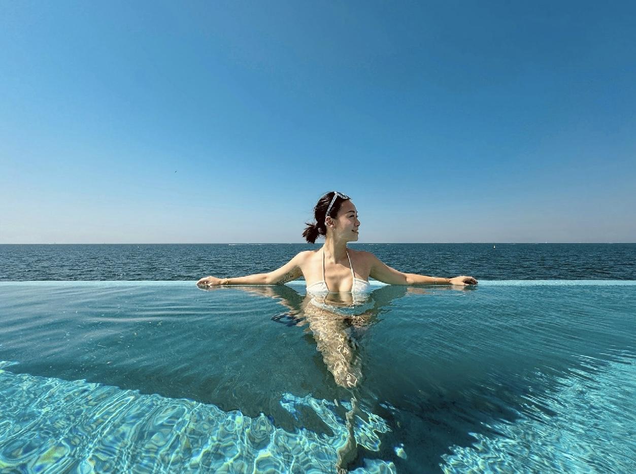 黃心穎白色bra top輕微走位,令左邊胸部疑露出了乳貼。