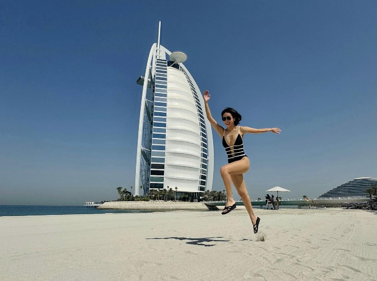 黃心穎換了另一套黑色一件頭泳衣繼續派福利。