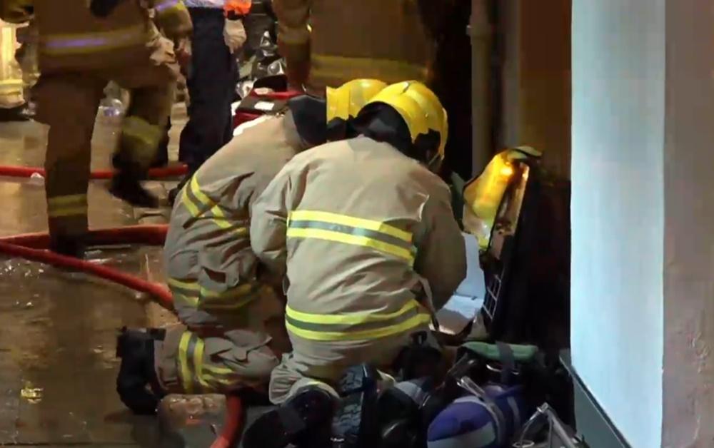 消防經初步調查,相信單位電視機電線短路引致火警。(電視截圖)