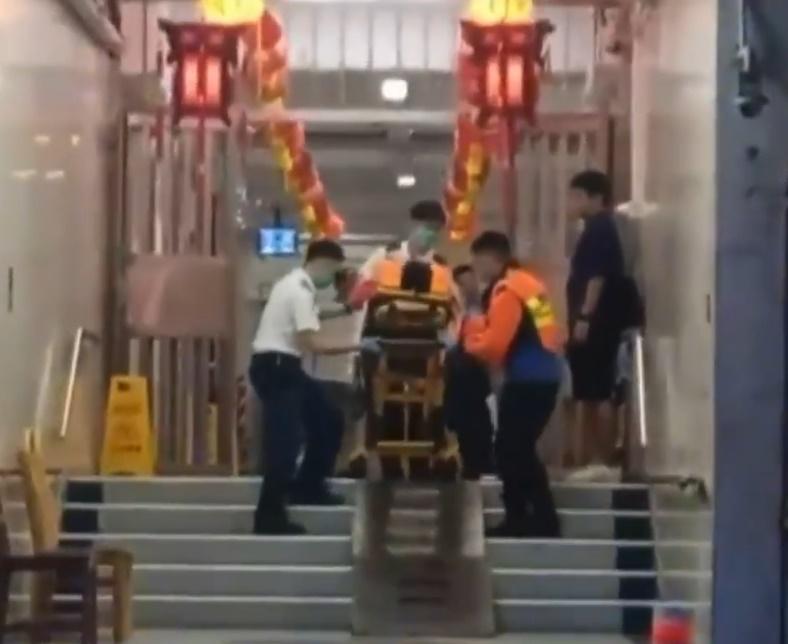 傷者由數名救護員抬到地面。(電視截圖)