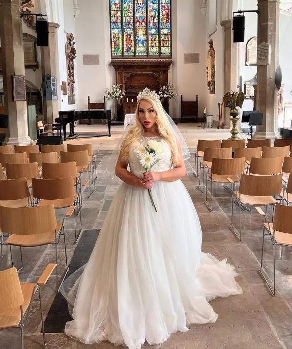 Suellen Carey去年在倫敦舉行了一場婚禮,宣稱「單婚」(sologamy)的生活理念。(IG)