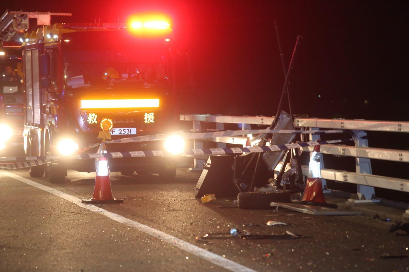 現場路面有車胎痕,車胎和車頭燈等零件散落一地,有道路指示牌被撞毀,大橋近海欄杆亦發現有被撞痕跡。
