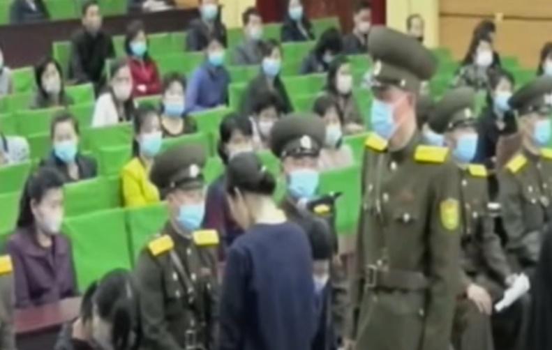 北韓旁白指,學生觀看和傳播不純潔的出版宣傳材料。(YouTube)