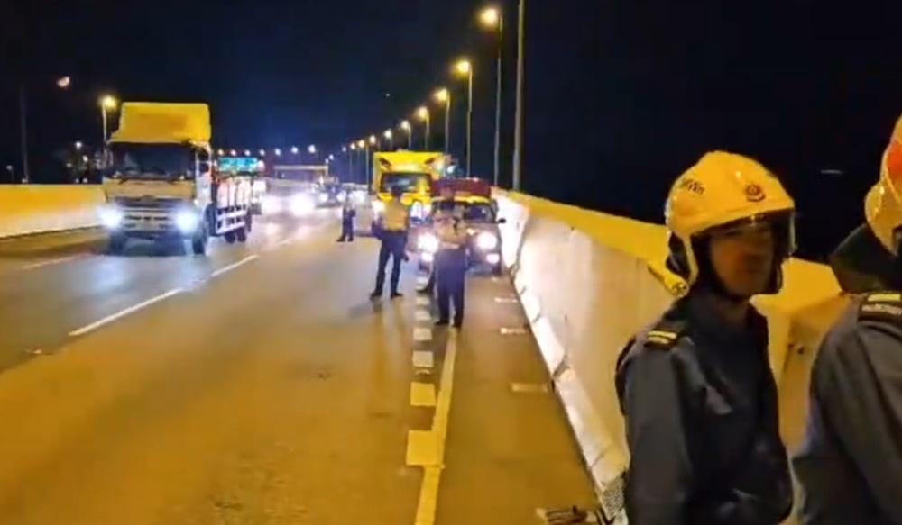 警方、消防及救護接報到場,在場發現涉事的士,司機不知所終。(電視截圖)