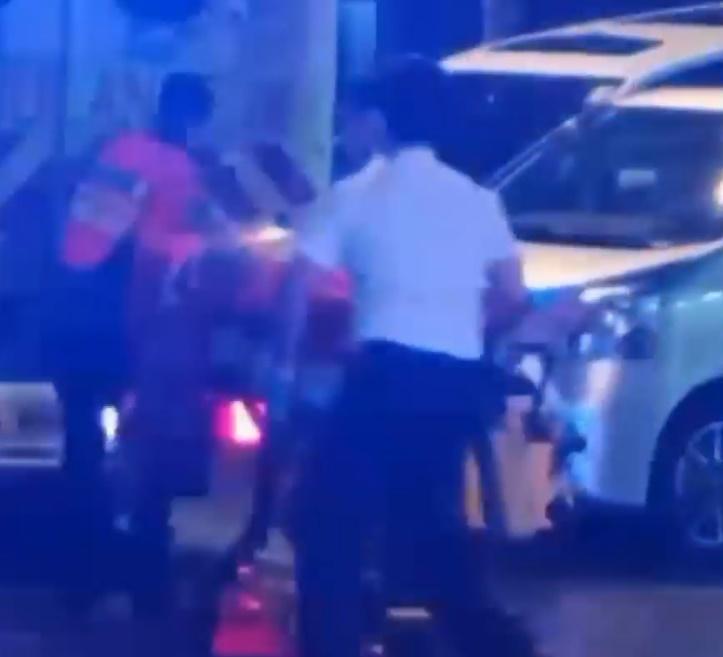 救護員將傷者送上救護車。(電視截圖)