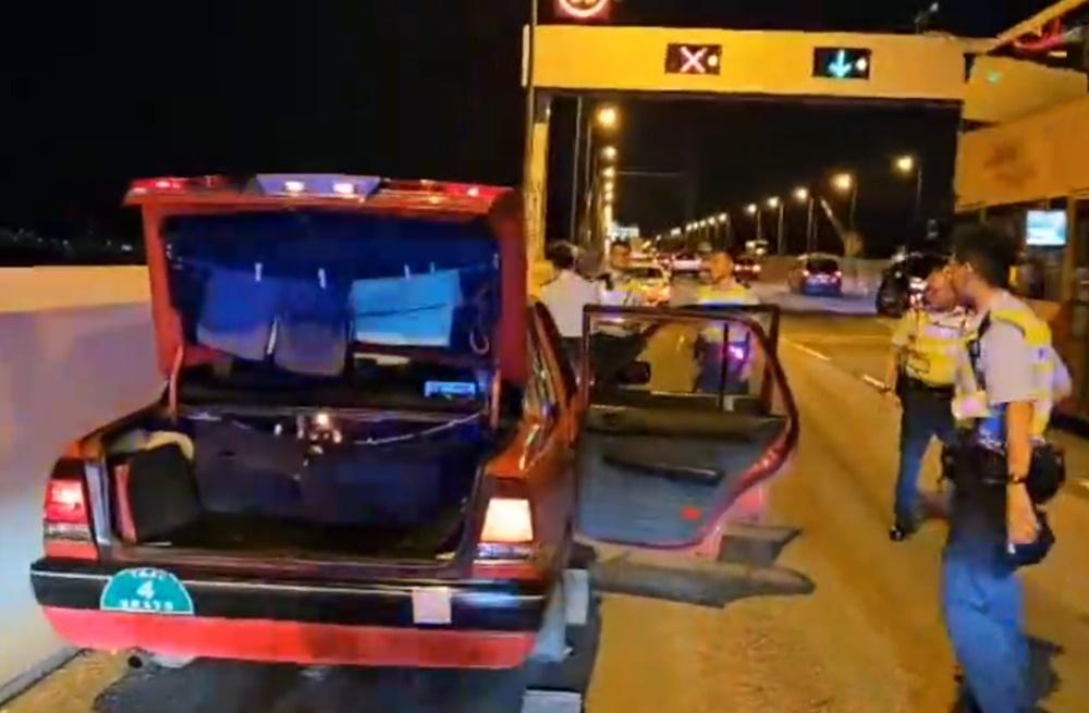 警方在的士上檢獲遺書,懷疑45歲男司機跳橋。(電視截圖)