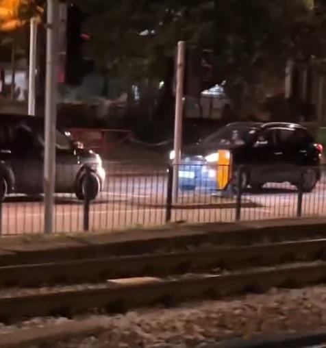 一輛黑色私家車懷疑入錯線,在湖翠路快線近啟豐園對開燈位與一輛藍色私家車迎頭相對。(車cam L(香港群組)@FB)