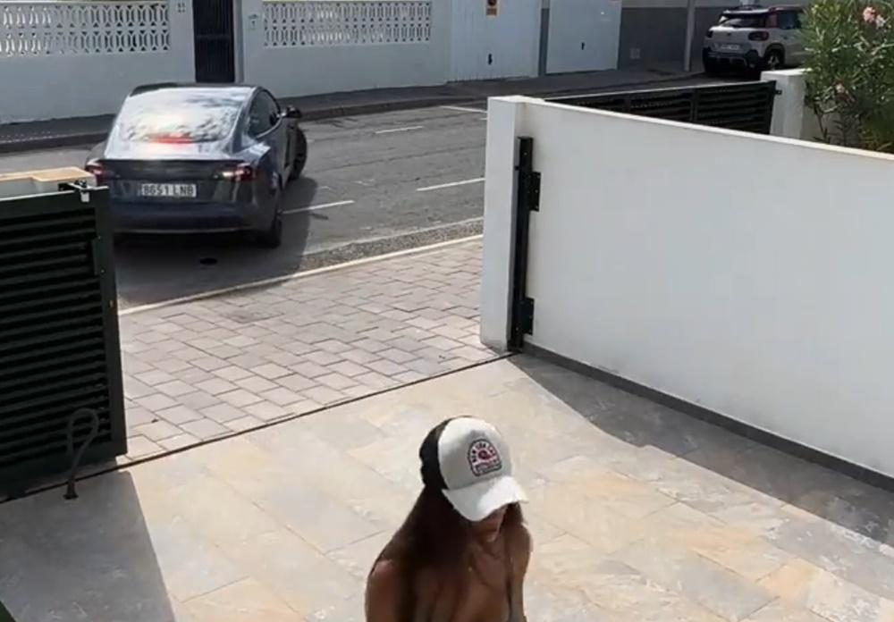 一開始位置不正,Tesla還會直開出門口稍微調整角度。(X)