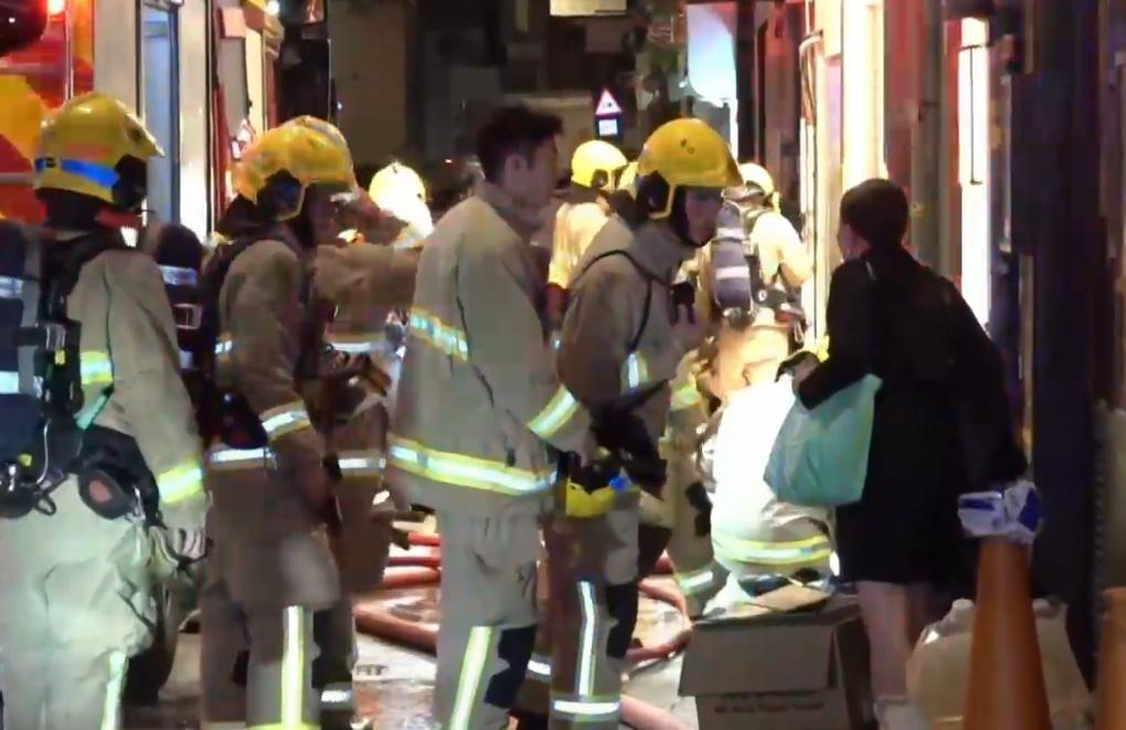 事件中,共16名住客自行疏散到安全位置。(電視截圖)