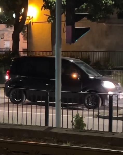 黑色車司機似乎意識自己逆線行駛,打燈倒車。(車cam L(香港群組)@FB)