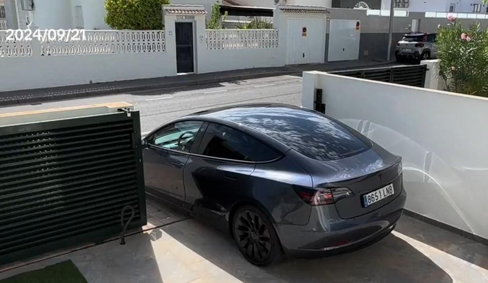 當車子倒車將半個車身駛入院子,幾乎完成停泊之際突然停下。(X)