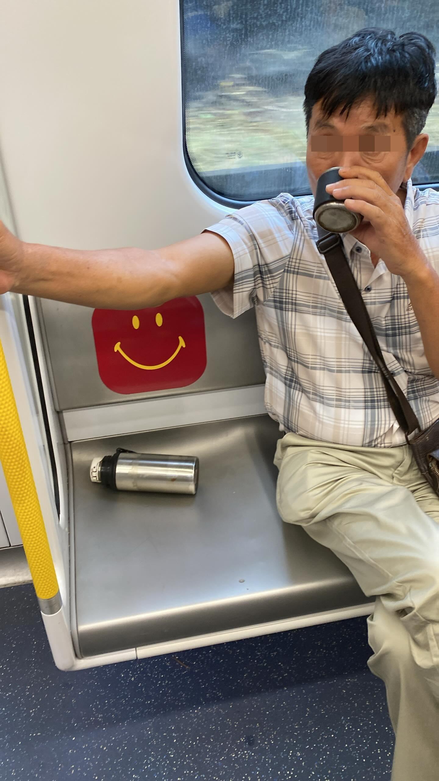 再有人貼出揹斜孭袋男子在車上坐在關愛座,再用水壺佔用旁邊的關愛座,並飲飲料。(Thread)