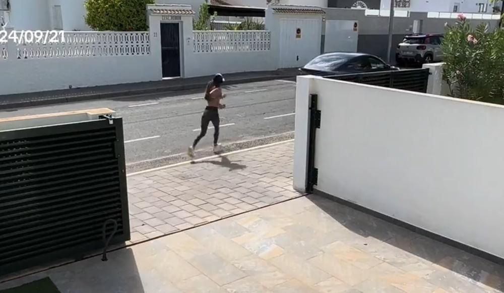 詎料Tesla沒有停留直奔街上,把Vika嚇得連忙追上去。(X)