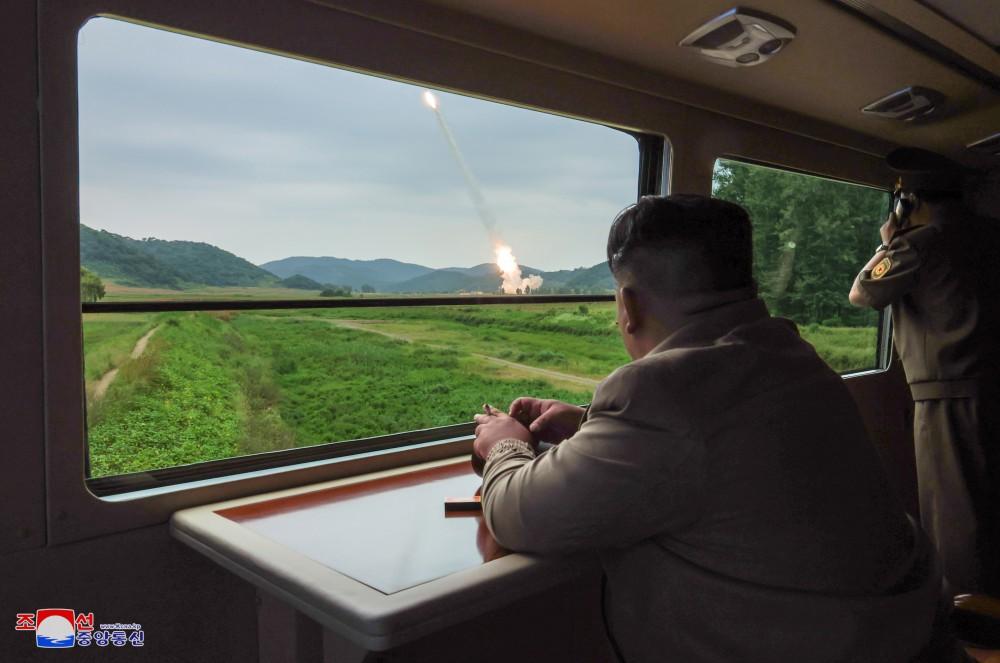 金正恩視察新型600毫米火箭炮發射車的試射。(朝中社)