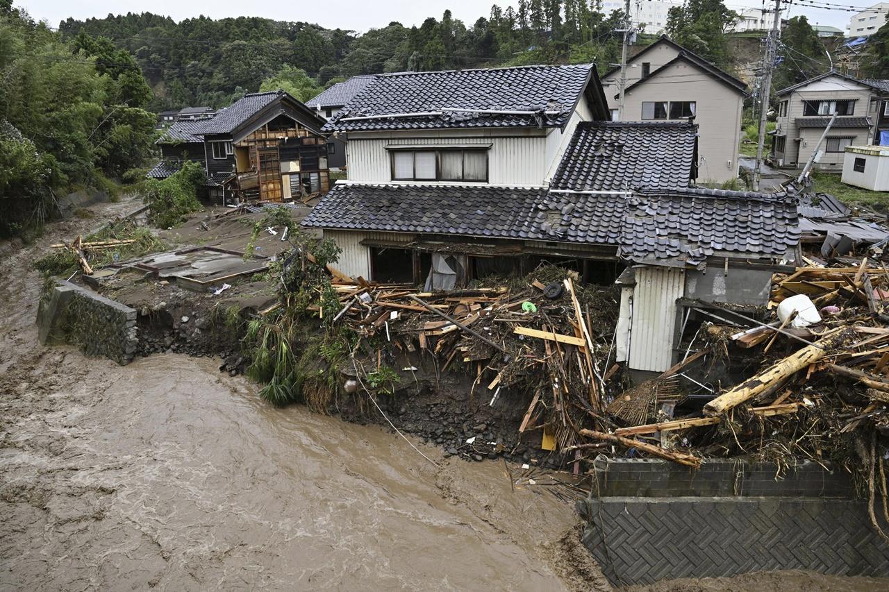 日本石川縣雨災增至6死2失蹤,115村莊對外交通中斷。(AP)