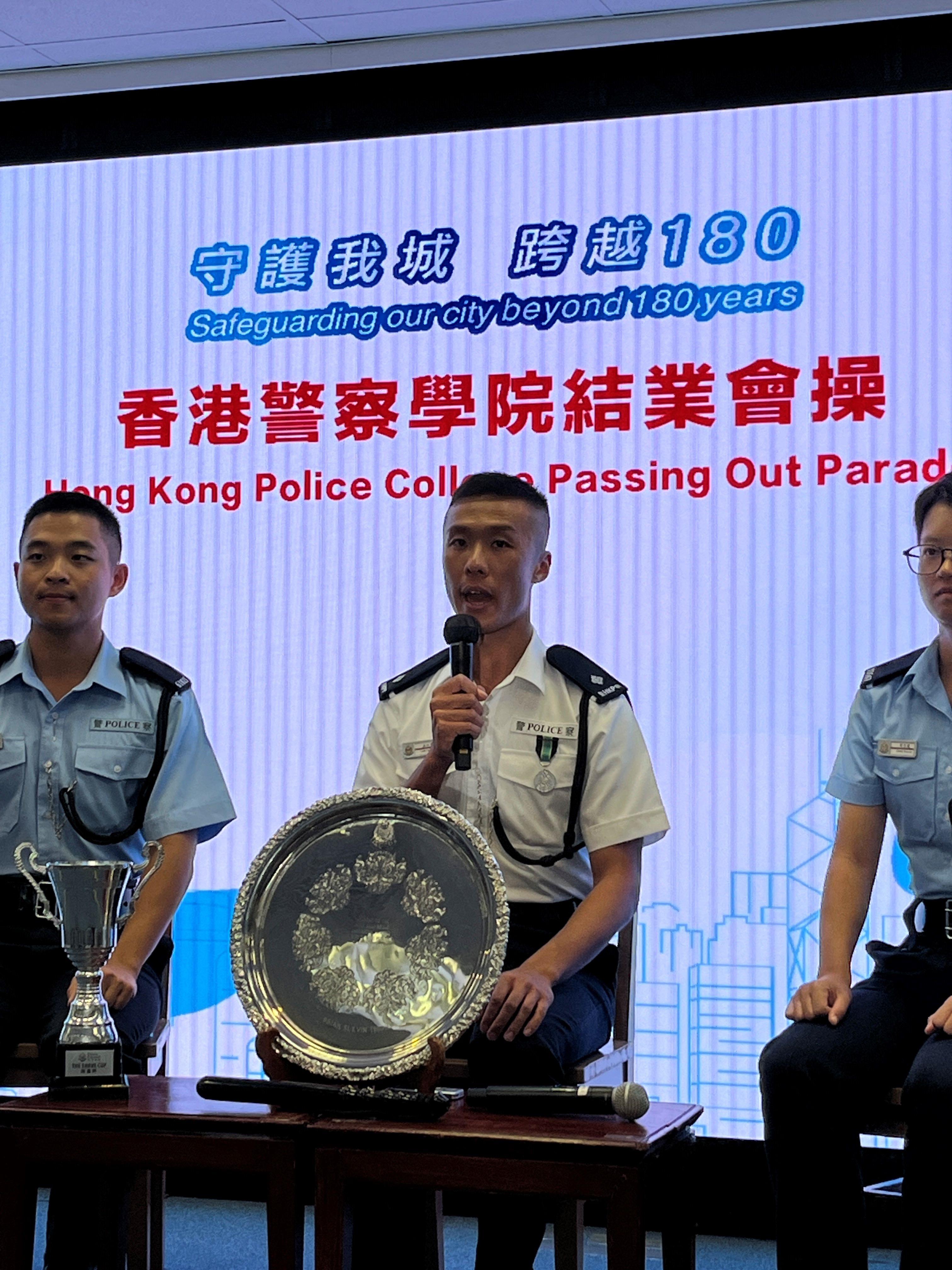 林欣霆獲施禮榮盾及榮譽警棍。(陳詠琳攝)