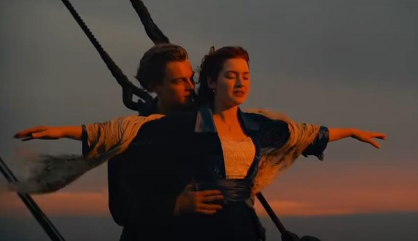 經典電影《鐵達尼號》(Titanic)男女主角Jack和Rose所站的船頭位置。(X)