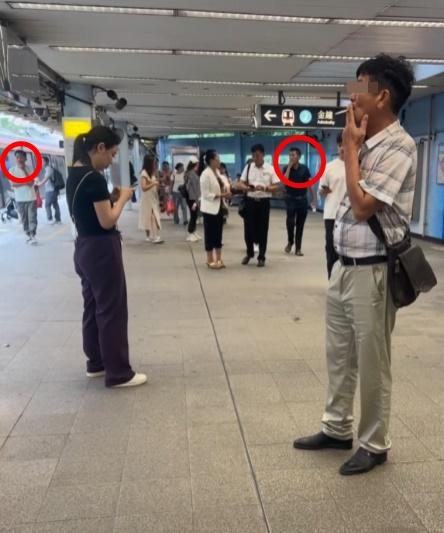 港鐵九龍塘站月台1名揹斜孭袋男子手持有香煙,另外兩名穿白色上衣男子和一名穿黑色上衣的男子分別手持香煙及吸煙。(Thread)
