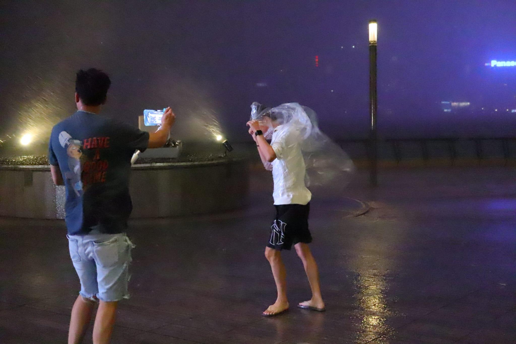 尖東市民追風。(鍾式明攝)