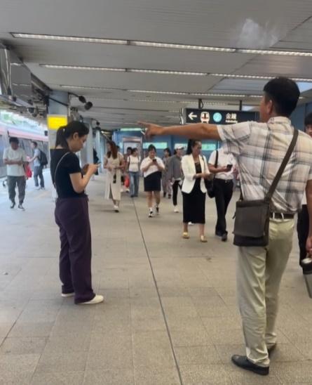 有網民指出:「左上個(白衣)阿叔聽到廣播之後都掉煙頭仲踩熄埋」。(Thread)