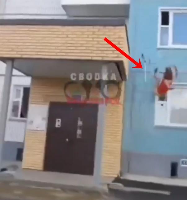 鐵架突然折斷,女子當堂向後翻。(X)