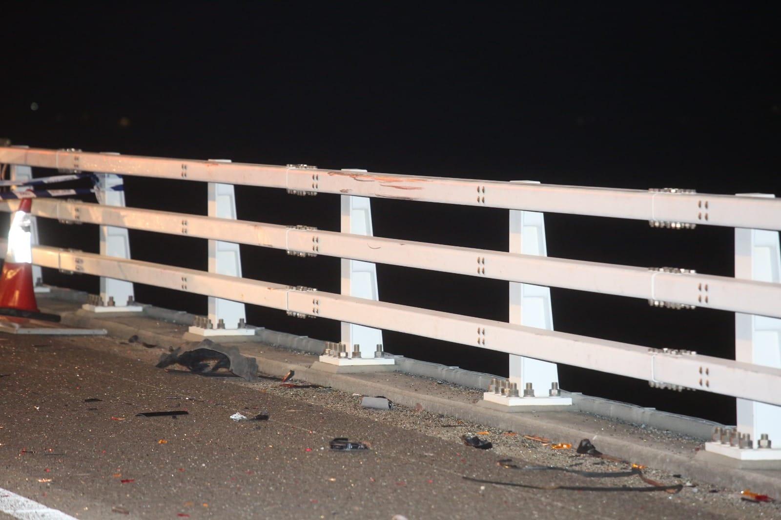 現場路面有車胎痕,車胎和車頭燈等零件散落一地,有道路指示牌被撞毀,大橋近海欄杆亦發現有被撞痕跡。