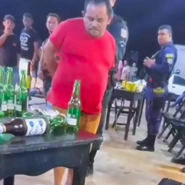 他的額頭卡著一粒子彈,子彈前端已沒入他的顱骨,子彈尾端清晰可見。(YouTube)