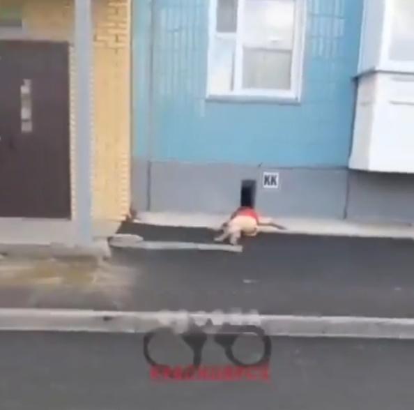 女子背部直墮地面,頭部受重擊,倒臥地上沒有反應。(X)