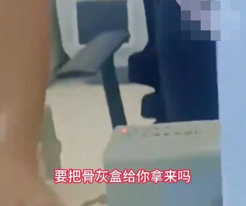 拍片者崩潰:「本人?本人死了!要我把骨灰盒給你拿來嗎?」(微博)