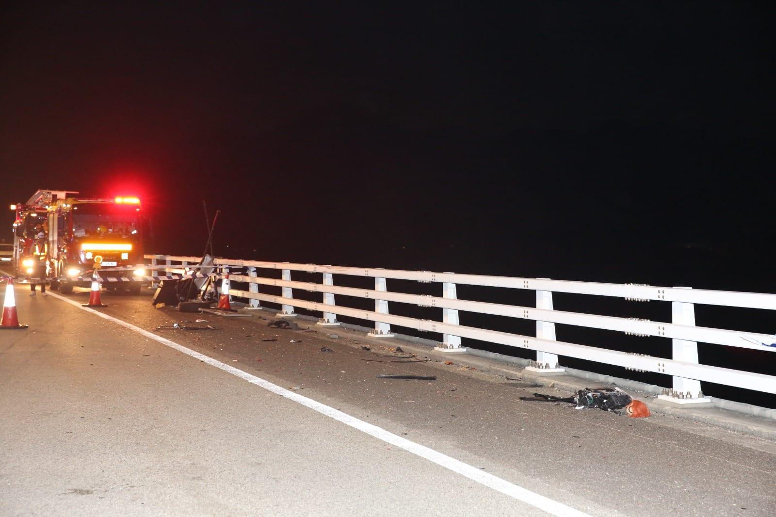 現場路面有車胎痕,車胎和車頭燈等零件散落一地,有道路指示牌被撞毀,大橋近海欄杆亦發現有被撞痕跡。