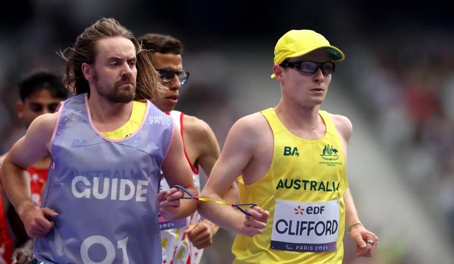 殘奧的比賽規定,視力障礙選手必須全程抓著連接自己與陪跑員的繫繩、直到完全結束比賽為止。(X)