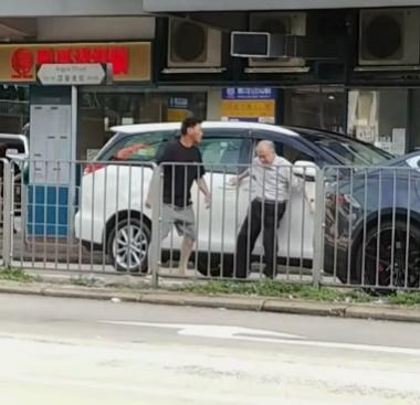老翁伸手擋格被迫至失平衡靠在一輛七人車車門。(車cam L(香港群組)@FB)