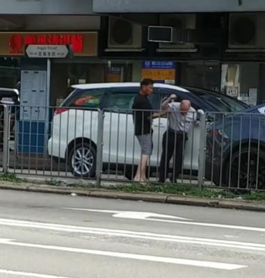 壯男未有停手,再向老翁頭部連揮兩拳,老翁再擋格。(車cam L(香港群組)@FB)