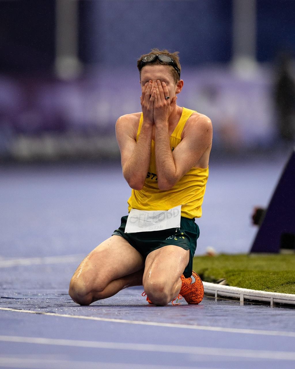 Jaryd Clifford獲悉資格被取消崩潰跪地痛哭。(X)