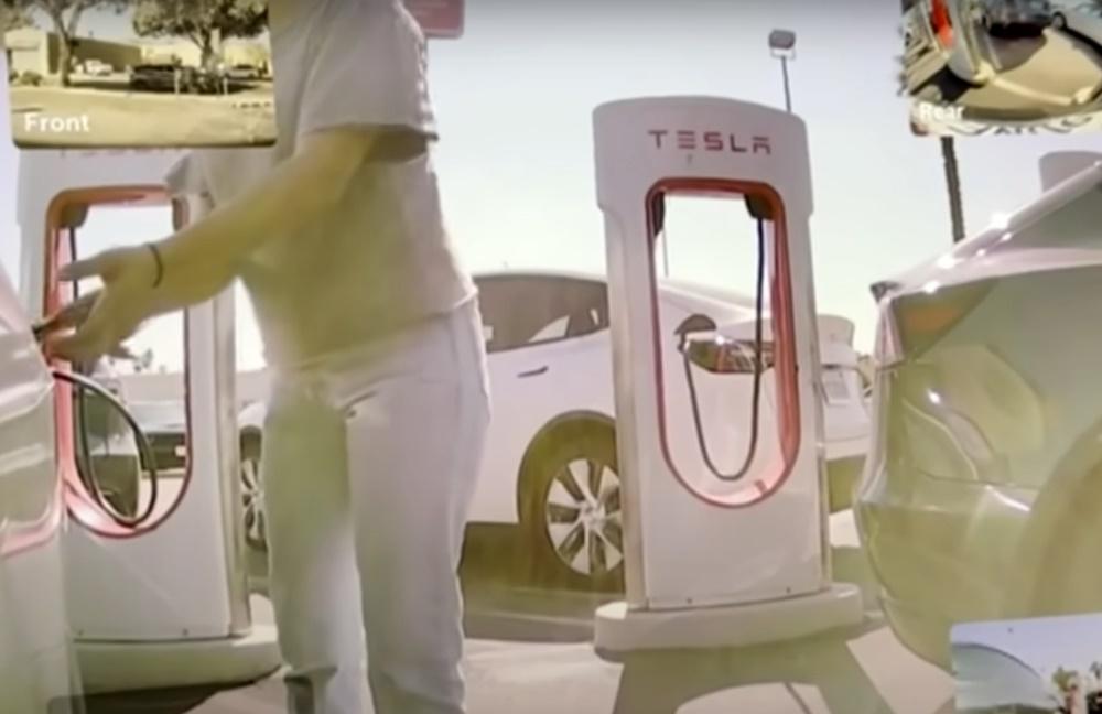 Kassandra去準備斷開充電器時,Tesla卻突然上鎖。(YouTube)