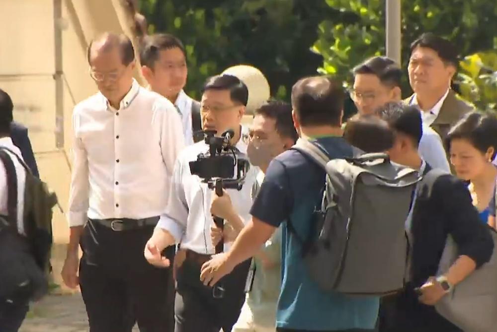 李家超沿途詢問市民意見。(電視截圖)