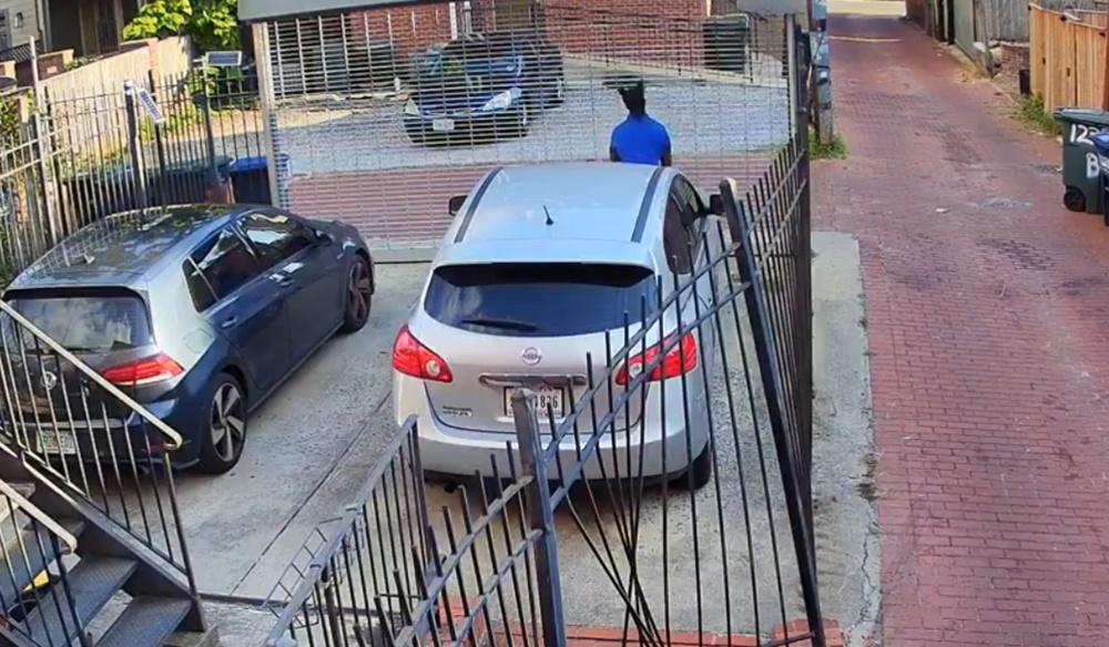 雖然被擋住,但明顯可以看到該男子脫下褲子不斷上下晃動約30秒。(X)