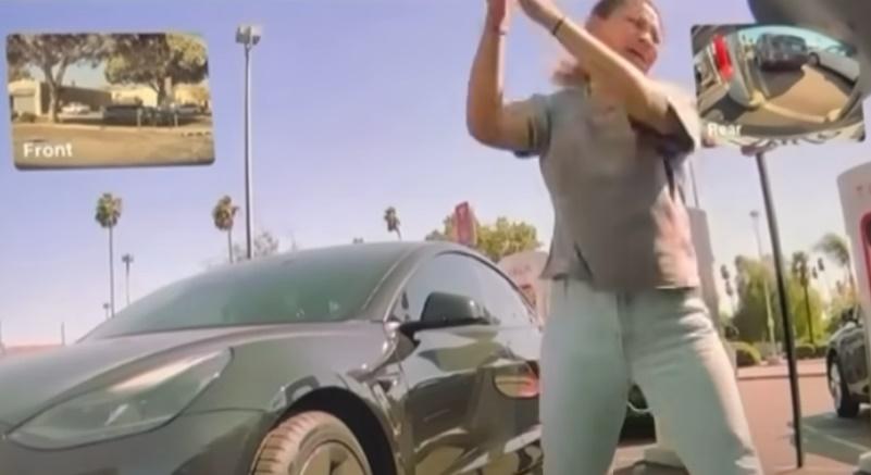 Tesla的安全攝影機拍下Kassandra瘋狂砸窗的鏡頭。(YouTube)