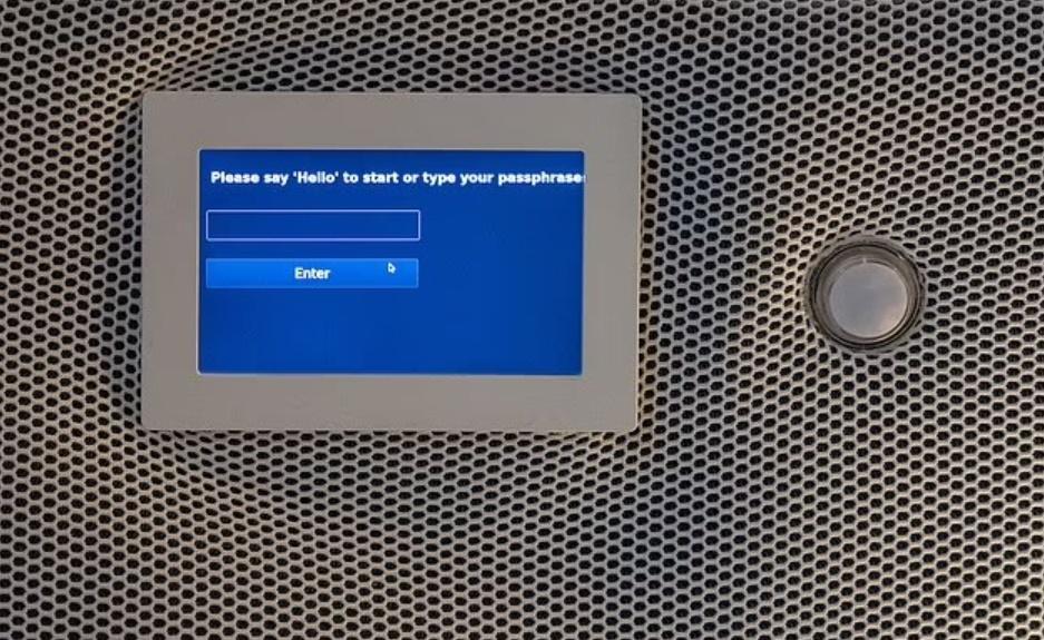「安樂死膠囊艙」Sarco Pod內的登入裝置和氮氣按鈕。(X)