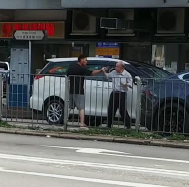 壯男走開兩步邊走邊指罵,二人未有即時離開繼續爭論,最終分道離開。(車cam L(香港群組)@FB)