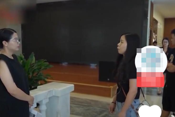 袁女士認為對方推卸責任,交涉期間一度在醫院大廳情緒失控,與工作人員僵持不下。(微博)