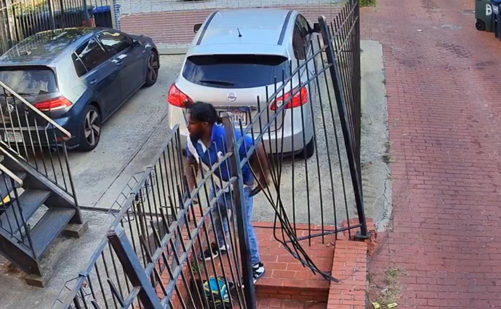 男子在車尾位置再拉下褲子、彎腰將同1條青瓜反覆插入屁股持續近20秒。(X)